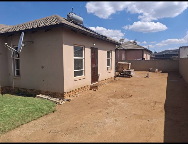 2 BEDROOM FREEHOLD FOR SALE IN CRYSTAL PARK